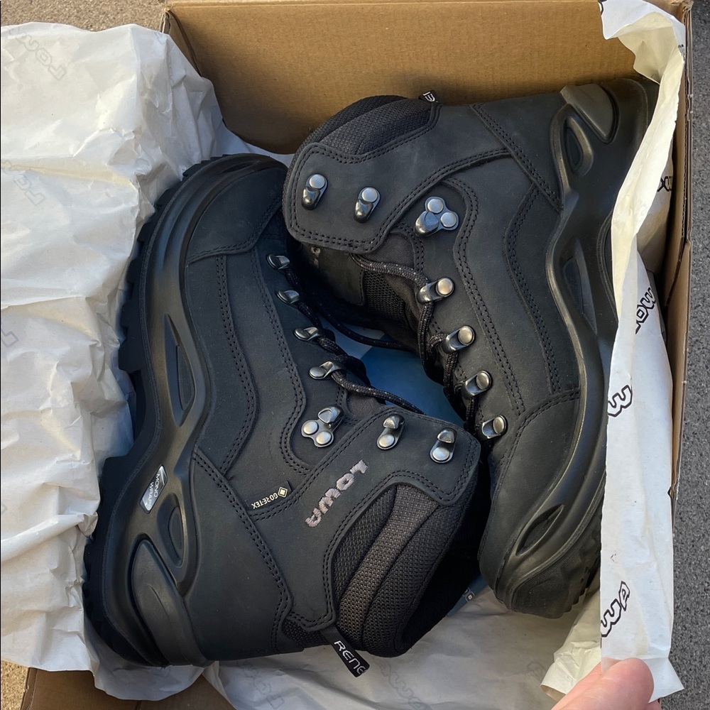 NIB Lowa Renegade GTX Mid Women's Boots in Black - size 7